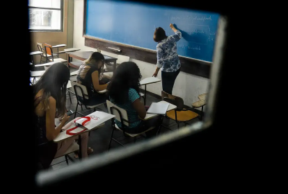 Estudantes na sala de aula vistos por uma janela