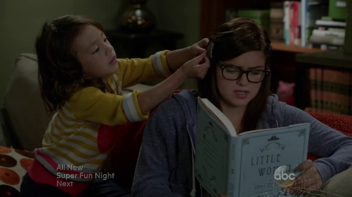 alex dunphy modern family personagem de modern family alex lendo mulherzinhas