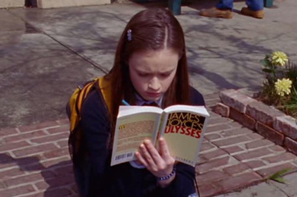 rory gilmore na primeira temporada de gilmore girls lendo james joyce