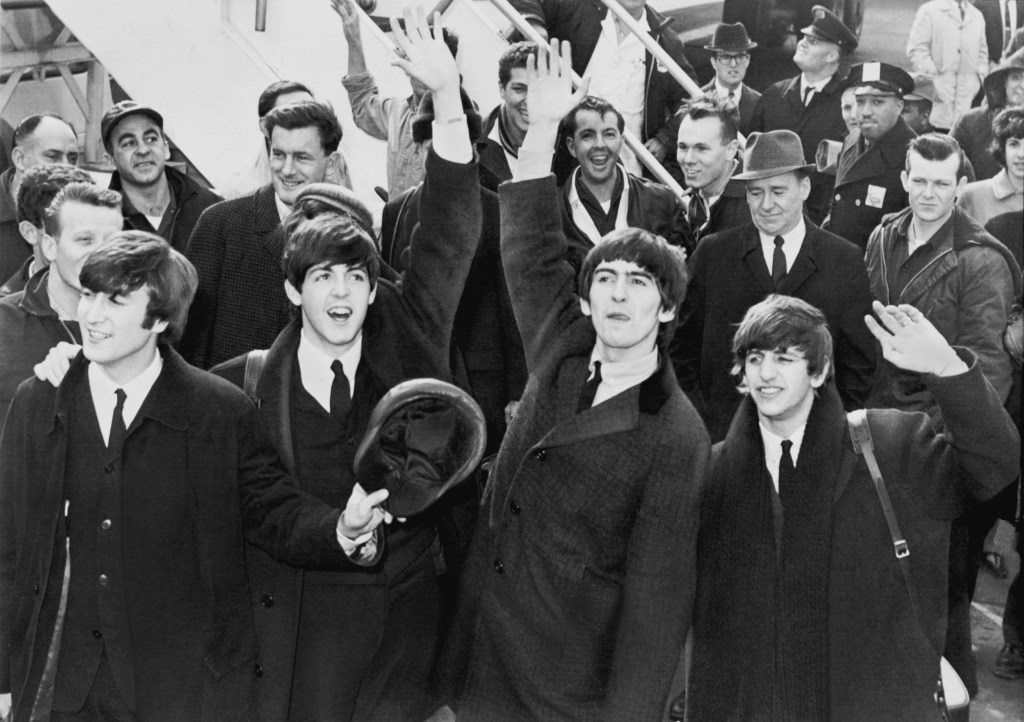 1964-Beatles-no-aeroporto-JFK-em-NY-em-fevereiro-de-1964 Os Beatles desembarcam no aeroporto JFK, em Nova York, em fevereiro de 1964