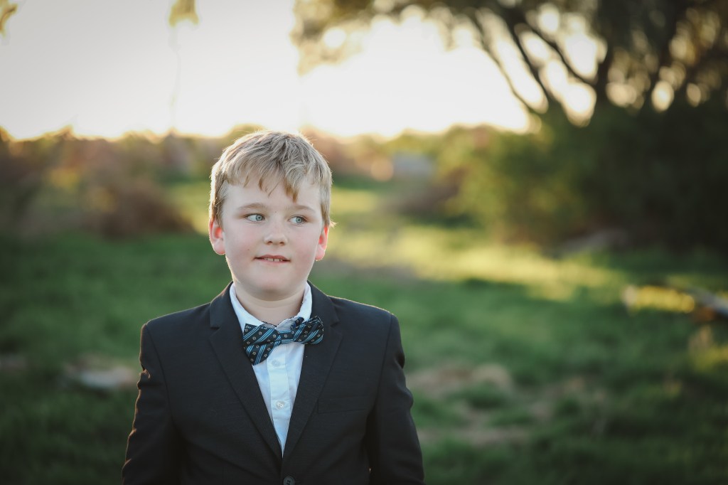 foto de menino usando terno em casamento pajem