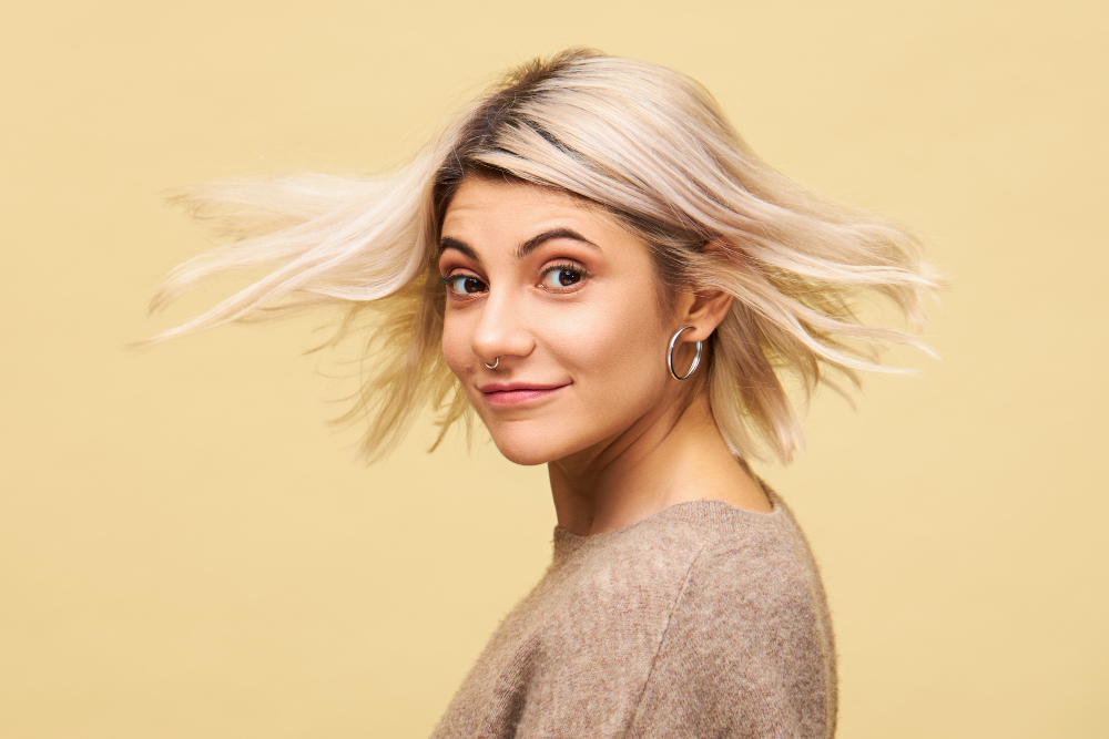 Jovem loira balança o cabelo