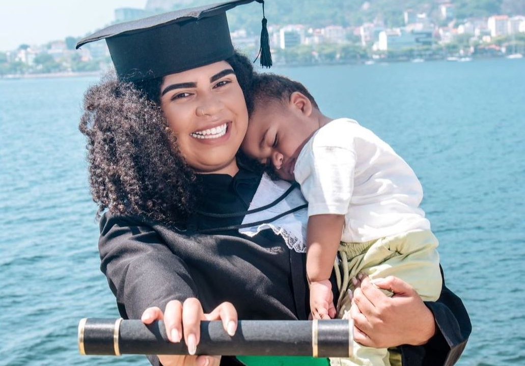 A estudante Daniela Silva dos Santos, com o filho Davi no colo, em ensaio de formatura