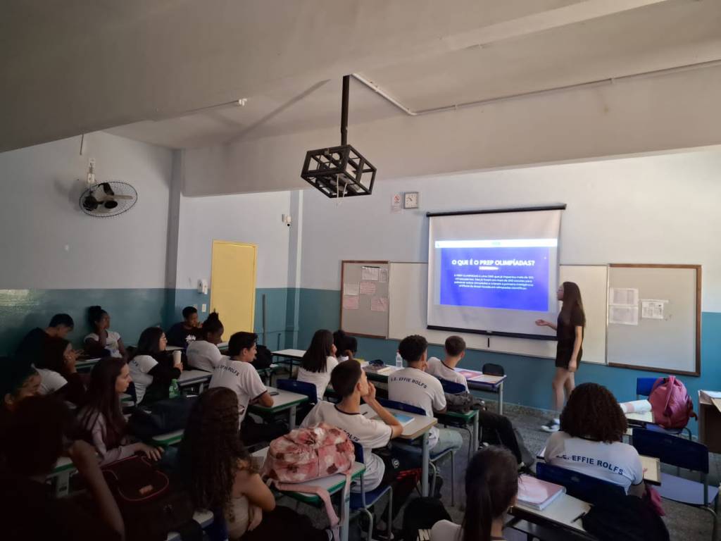 millena-martins-3 Millena Martins falando em sala de aula do Ensino Médio