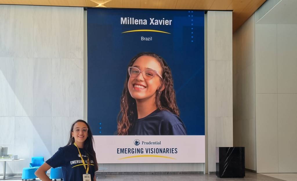millena-martins-4 Millena posa em frente à banner com o seu rosto e nome estampado