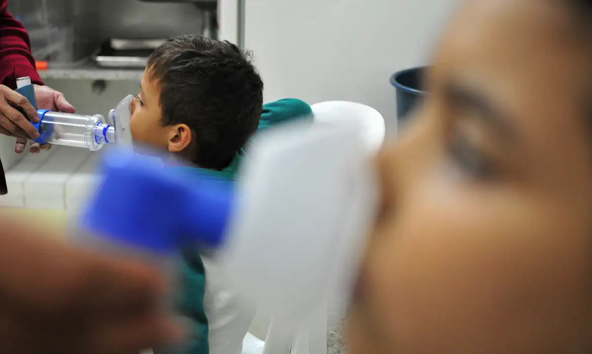 criança usando máscara para respirar