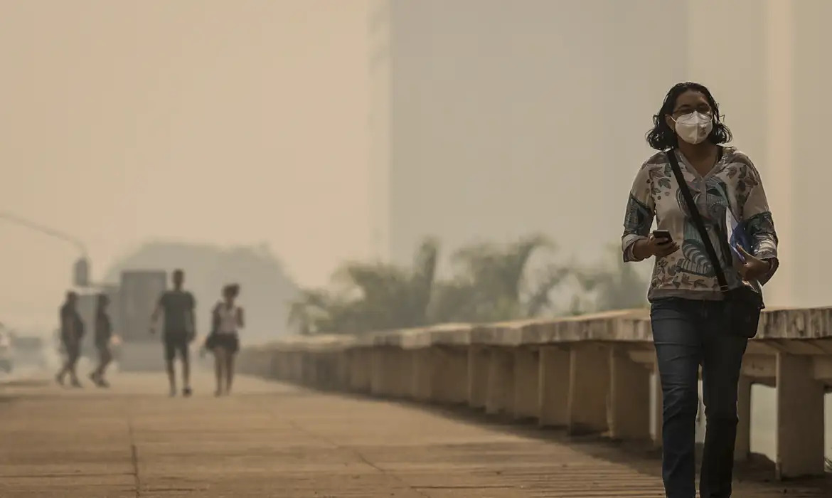 mulher caminhando na fumaça