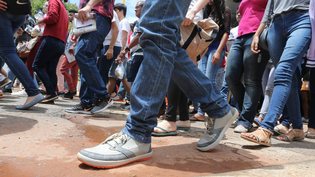 Candidatos aguardam abertura do portões do UniCEUB para o primeiro dia de provas do Enem 2018