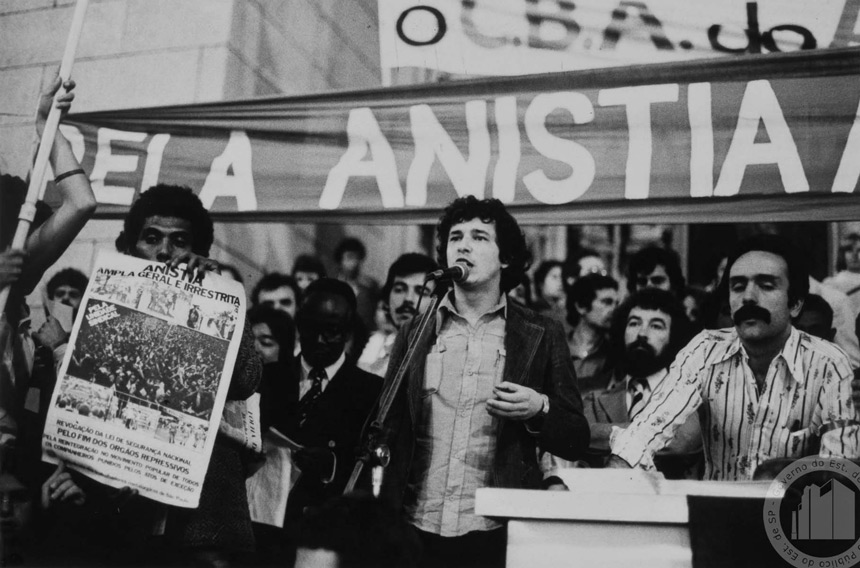 Jornal o Movimento D.H.; Anistia; Manifestacao pela anistia em Sao Paulo, na Praca da Se em 08/09/1979. Metalurgico Ubiracy, deputado Geraldo Siqueira (MDB), deputado Fernando Morquis (MDB) e o advogado Luis Eduardo Greenhalgh, presidente dirigente do CBA-SP; 08/09/1979