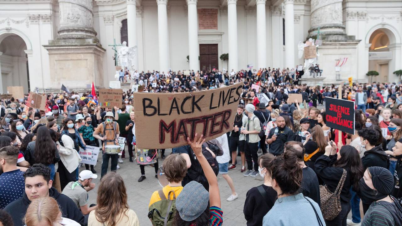 Manifestante protestam em Vienna, em 2020