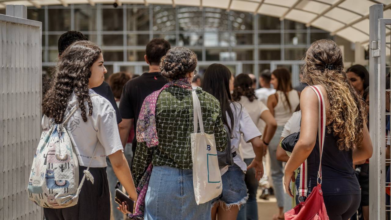 Candidatos chegam para fazer a segunda etapa da prova do Enem 2023, na UNIP em Brasília.