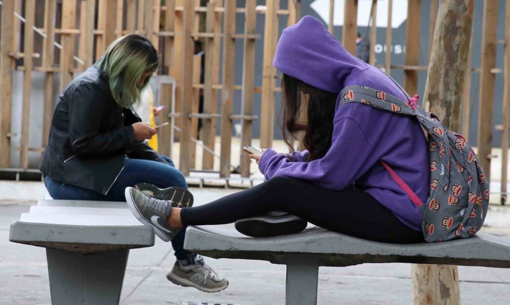 O que é a nomofobia, e o que ela tem a ver com a proibição de celulares nas escolas