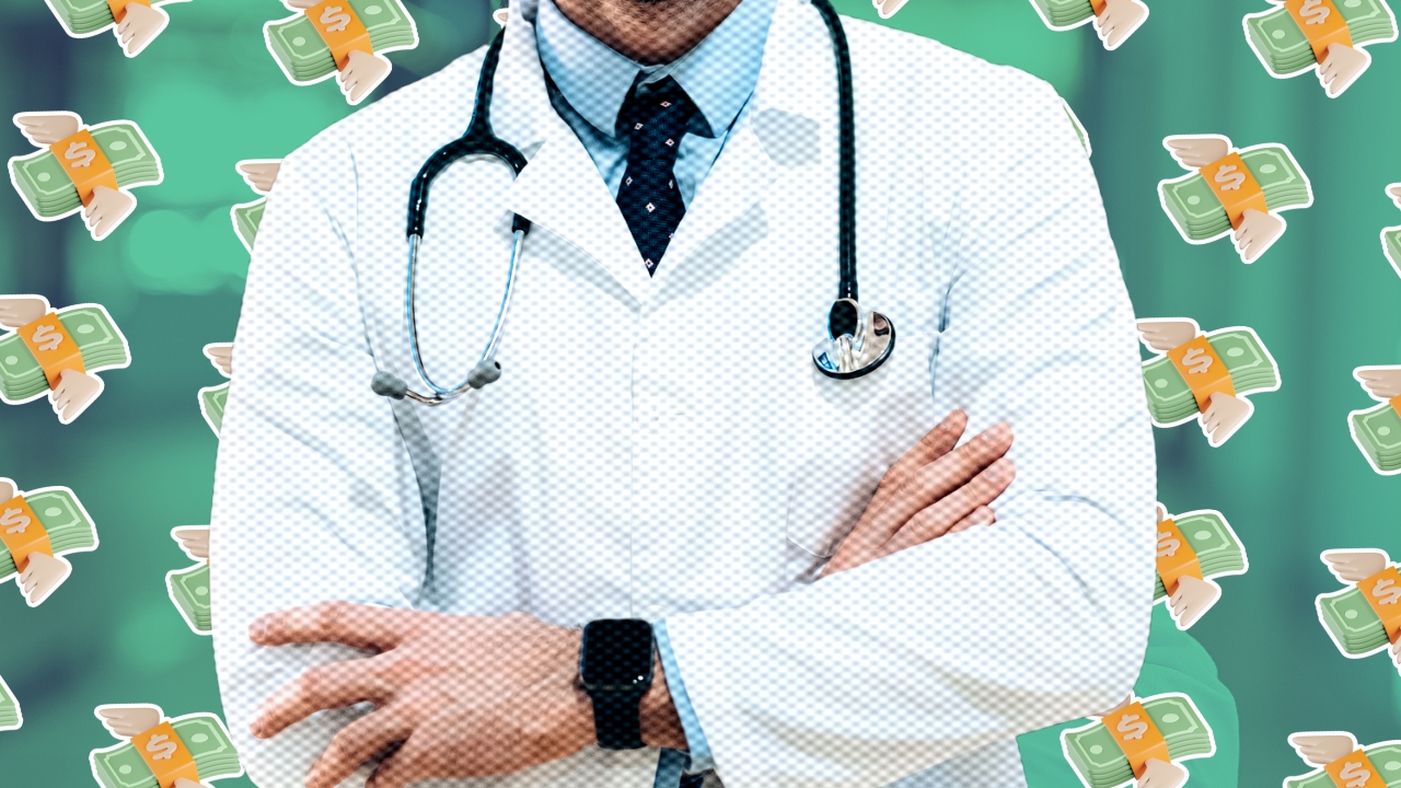 Montagem com torso de médico em frente a fundo com padrão de emojis de dinheiro com asas