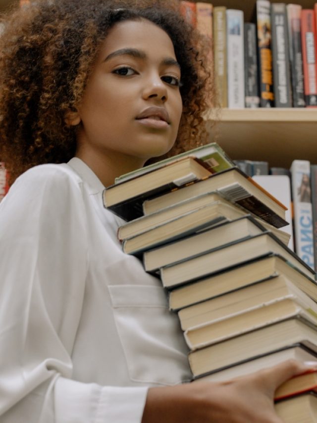 Capa de: 5 livros para ler antes de entrar na faculdade