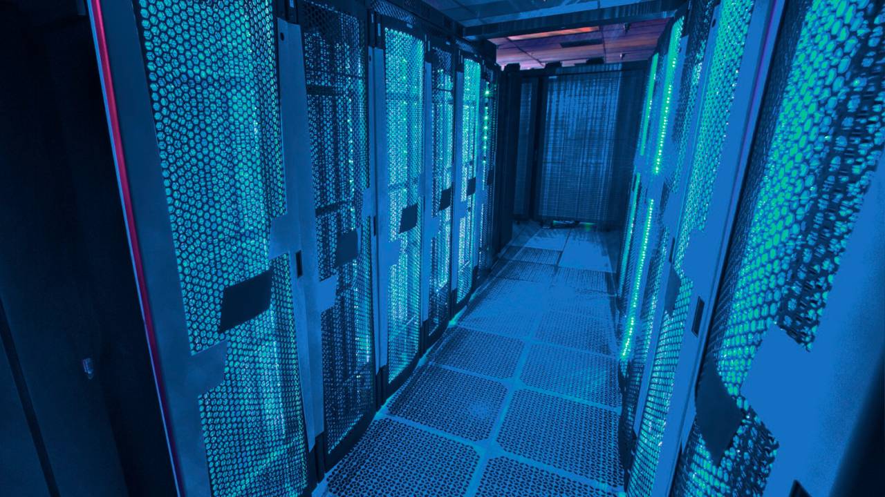 Data center reúne centenas de supercomputadores potentes